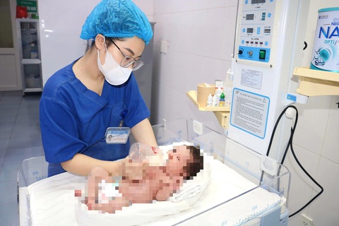 Bé sơ sinh bị bỏ rơi được các y bác sĩ chăm sóc tận tình tại Khoa Sơ sinh, Bệnh viện Sản Nhi Bắc Giang - Ảnh: HIỀN CHÚC Bé sơ sinh bị bỏ rơi được các y bác sĩ chăm sóc tận tình tại khoa sơ sinh, Bệnh viện Sản nhi Bắc Giang - Ảnh: HIỀN CHÚC