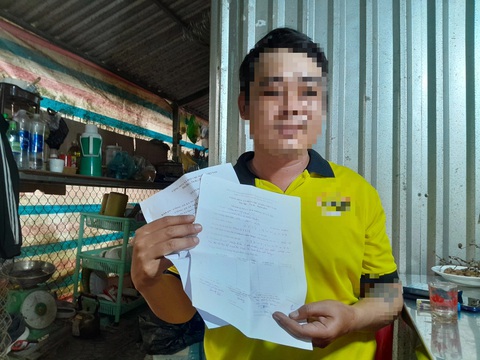 Bị tố không xác nhận cư trú cho trẻ đi học, trưởng ấp nói gì?- Ảnh 1. Anh T. phản ánh do không đóng tiền làm đèn đường nên trưởng ấp không xác nhận cư trú cho con anh nhập khẩu đi học - Ảnh: CHÍ HẠNH