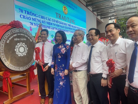 Hà Nội nhân rộng tiếng trống học bài vào buổi tối- Ảnh 1. Giám đốc Sở Giáo dục và Đào tạo Hà Nội Trần Thế Cương và thầy Nguyễn Xuân Khang (giữa) cùng lãnh đạo các trường trong buổi tặng trống để khuyến khích chương trình