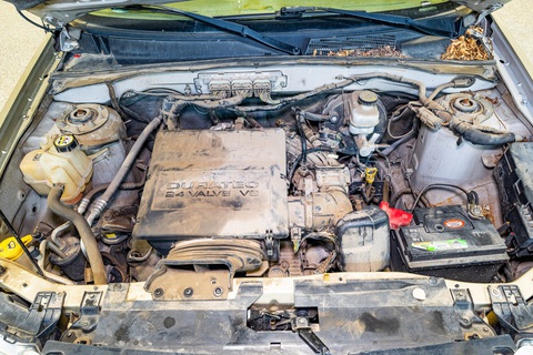 Ford Escape cũ khiến đại lý thu mua hết hồn: Bẩn đến mức phải đeo mặt nạ phòng độc- Ảnh 10. Động cơ cũng rất nhếch nhác, đến mức một số người thấy khó hiểu khi chiếc xe vẫn chạy được với một hệ thống như thế này - Ảnh: The Detail Geek