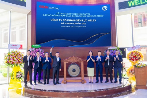 Ban Lãnh đạo GELEX Electric thực hiện nghi thức đánh chiêng chào mừng ngày giao dịch đầu tiên cổ phiếu GEE trên HoSe GELEX Electric chính thức niêm yết 300 triệu cổ phiếu trên HoSE- Ảnh 1.