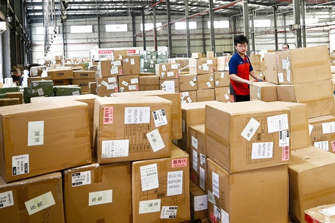 Đối mặt cơn lốc hàng Trung Quốc- Ảnh 1. Lượng hàng gửi về cho khách ở Việt Nam nằm tốp đầu so với các nước Đông Nam Á. Trong ảnh: một kho lớn ở Đông Quản (Trung Quốc) - Ảnh: BÔNG MAI