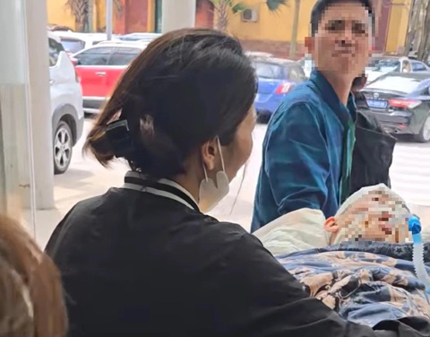 Vụ nam sinh lớp 8 bị đánh tử vong: Cha bị can không phải đồng phạm- Ảnh 1. Nam sinh lớp 8 thời điểm được điều trị - Ảnh: A.T.