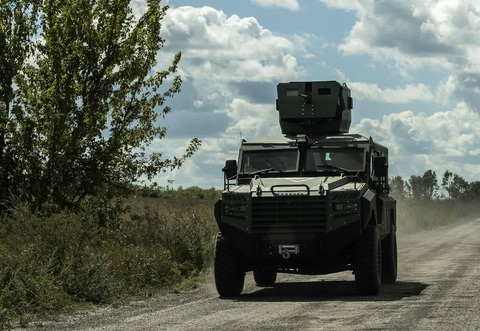 Một nhóm quân Ukraine di chuyển trong xe bọc thép ở vùng biên giới Sumy - Ảnh: REUTERS Ukraine nói xâm nhập vùng Kursk nhằm vô hiệu hóa năng lực tấn công tầm xa của Nga- Ảnh 1.