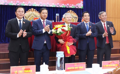 Ông Nguyễn Đức Dũng giữ chức chủ tịch HĐND tỉnh Quảng Nam- Ảnh 1. Ông Nguyễn Đức Dũng - tân chủ tịch HĐND tỉnh Quảng Nam - nhận hoa chúc mừng của các lãnh đạo Quảng Nam - Ảnh: LÊ TRUNG