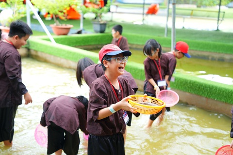 Mùa hè rực rỡ: Từ hóa nông dân nhí đến nhà thám hiểm rừng- Ảnh 1. Mùa hè rực rỡ: Từ hóa nông dân nhí đến nhà thám hiểm rừng- Ảnh 1.