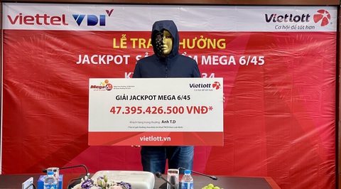 Một chủ doanh nghiệp tại TP.HCM trúng Vietlott hơn 47 tỉ đồng- Ảnh 1. Anh T.D. nhận giải Jackpot trị giá gần 48 tỉ đồng