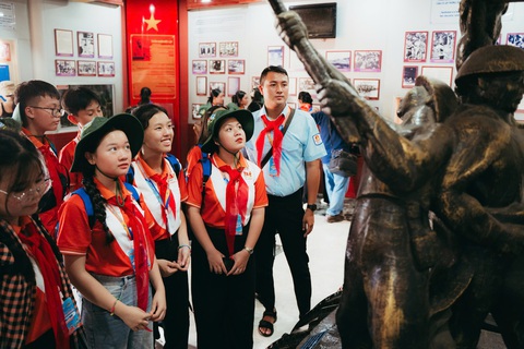 Thắt chặt tình đoàn kết thiếu nhi Việt Nam - Lào - Campuchia- Ảnh 2. Hoạt động tham quan, trải nghiệm là một phần trong liên hoan năm nay