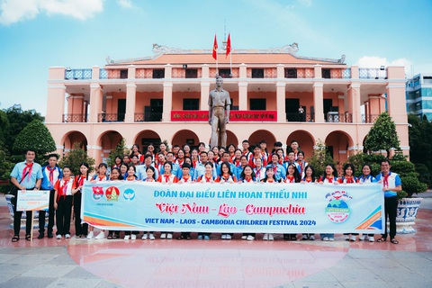 Thắt chặt tình đoàn kết thiếu nhi Việt Nam - Lào - Campuchia- Ảnh 3. Đại biểu thiếu nhi chụp ảnh lưu niệm tại Bảo tàng Hồ Chí Minh chi nhánh TP.HCM