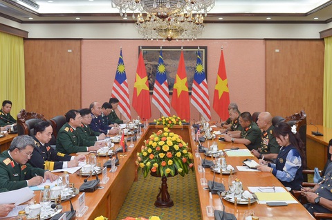 Thượng tướng Nguyễn Tân Cương hội đàm với Tư lệnh Lực lượng Quốc phòng Malaysia- Ảnh 2. Thượng tướng Nguyễn Tân Cương hội đàm với Đại tướng Tan Sri Datuk Seri Mohammad bin Ab Rahman - Tư lệnh Lực lượng Quốc phòng Malaysia
