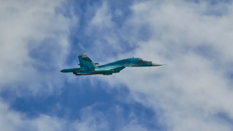 Ukraine tuyên bố bắn hạ tiêm kích Su-34 của Nga ở Kursk- Ảnh 1. Quân đội Ukraine tuyên bố bắn rơi tiêm kích Su-34 trên bầu trời vùng Kursk của Nga - Ảnh minh họa: The Kyiv Independent/Getty Images