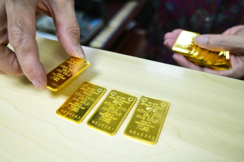 Nhiều người bất ngờ mua được vàng miếng SJC từ ngân hàng, khen hệ thống 'mượt mà'- Ảnh 1. Giá vàng miếng SJC bán ra tại ngân hàng và ở thị trường tự do đã gần ngang nhau - Ảnh: QUANG ĐỊNH
