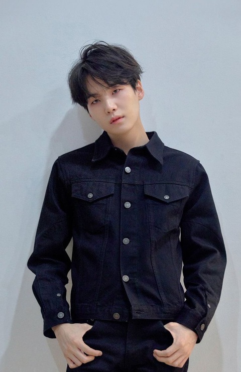 Cổ phiếu HYBE lao dốc sau ồn ào say rượu lái xe của Suga - Ảnh: HYBE K-pop sau bê bối của Suga (BTS): Nhiều thần tượng 'nằm không cũng dính đạn'- Ảnh 2.