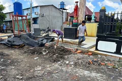 San lấp 2 huyệt mộ xây sẵn trên khu đất có hàng trăm ngôi mộ ở Bình Chánh- Ảnh 1. Huyệt mộ trong khu đất được xử lý ngày 14-8 - Ảnh: UBND xã Vĩnh Lộc A