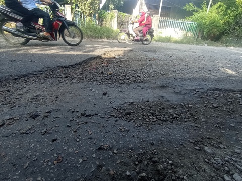 Đường qua trung tâm thị trấn tan nát hơn 5 năm, dự án chưa rục rịch- Ảnh 4. Dù đã được phê duyệt dự án 4 năm nay, nhưng việc cải tạo đường chưa thể thực hiện vì vướng mặt bằng - Ảnh: TUẤN KIỆT