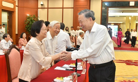 Tổng Bí thư, Chủ tịch nước Tô Lâm với các đại biểu dự Hội nghị. Tổng Bí thư, Chủ tịch nước Tô Lâm chủ trì gặp mặt các lãnh đạo, nguyên lãnh đạo Đảng, Nhà nước- Ảnh 5.
