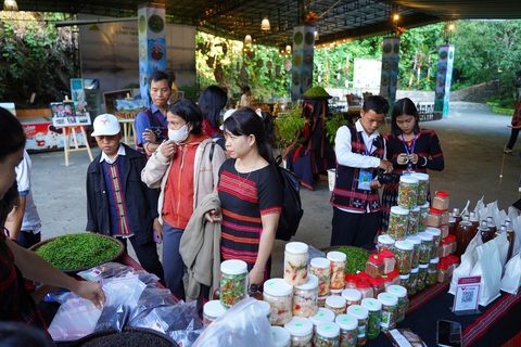 Tổ chức lễ hội để tôn vinh trái ớt A Riêu... bé như đầu đũa- Ảnh 4. Người dân, du khách tham quan các gian trưng bày sản phẩm chế biến từ ớt A Riêu - Ảnh: PHƯƠNG THẢO
