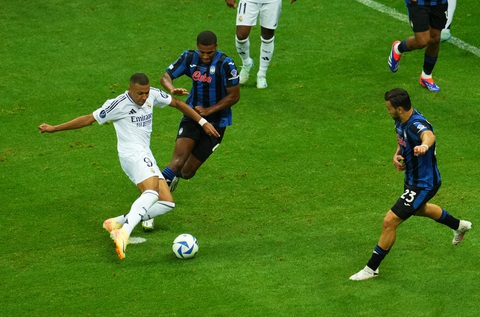 Mbappe ghi bàn giúp Real Madrid đoạt Siêu cúp châu Âu 2024- Ảnh 2. Tình huống dẫn đến bàn thắng của Mbappe cho Real Madrid - Ảnh: REUTERS
