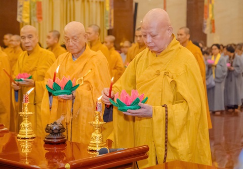 Trưởng lão hòa thượng Thích Minh Thông và hòa thượng Thích Lệ Trang niêm hương, cầu nguyện tại pháp hội Vu lan - Ảnh: LÊ MINH Trưởng lão hòa thượng Thích Minh Thông và hòa thượng Thích Lệ Trang niêm hương, truyền đăng, cầu nguyện tại Pháp hội Vu lan - Ảnh: LÊ MINH