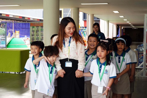 Hàng ngàn học sinh các trường tư thục đã bước vào năm học mới- Ảnh 1. Học sinh Trường EMASI Vạn Phúc trong buổi gặp gỡ đầu năm học 2024-2025 - Ảnh: EMASI