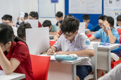 Hàng ngàn học sinh các trường tư thục đã bước vào năm học mới- Ảnh 4. Các học sinh tham gia kỳ thi Olympic toán học Úc (AMC) tại Trường Nam Úc Scotch AGS vào ngày 10-8 - Ảnh: SCOTCH AGS