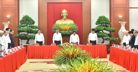 Tổng Bí thư, Chủ tịch nước Tô Lâm và các đồng chí Lãnh đạo Đảng, Nhà nước, các đại biểu dành một phút mặc niệm cố Tổng Bí thư Nguyễn Phú Trọng Tổng Bí thư, Chủ tịch nước Tô Lâm chủ trì gặp mặt các lãnh đạo, nguyên lãnh đạo Đảng, Nhà nước- Ảnh 8.