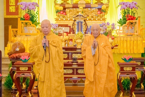 Hòa thượng Thích Lệ Trang (bìa trái) - trưởng ban tổ chức pháp hội Vu lan và hòa thượng Thích Minh Thông thực hiện nghi thức trong lễ phóng liên đăng - Ảnh: LÊ MINH Trưởng lão hòa thượng Thích Minh Thông và hòa thượng Thích Lệ Trang (trái) - trưởng ban tổ chức Pháp hội Vu lan, thực hiện nghi thức trong lễ phóng liên đăng - Ảnh: LÊ MINH