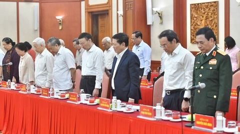 Các đại biểu dành một phút mặc niệm cố Tổng Bí thư Nguyễn Phú Trọng Tổng Bí thư, Chủ tịch nước Tô Lâm chủ trì gặp mặt các lãnh đạo, nguyên lãnh đạo Đảng, Nhà nước- Ảnh 9.