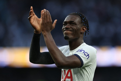 Sao Tottenham bị đình chỉ vì hít bóng cười- Ảnh 3. Yves Bissouma có thể đối diện mức án phạt tù vì hành vi hít bóng cười - Ảnh: AFP