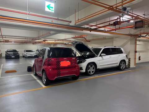 Ảnh vui 15-8: 'Chắc là kỷ niệm đáng nhớ lắm mới chân thực vậy!'- Ảnh 3. Mua chiếc xe vừa khít chỗ đậu