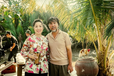 Hồng Vân - Quyền Linh lần đầu 'yêu đương' trên màn ảnh- Ảnh 1. NSND Hồng Vân và Quyền Linh trên phim trường Hai Muối.