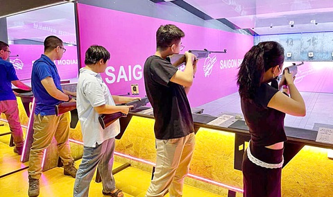 Các bạn trẻ chơi bắn súng ở CLB Sài Gòn Sniper - Ảnh: HOÀNG TÙNG Làm thế nào đưa môn bắn súng đến với cộng đồng?- Ảnh 1.