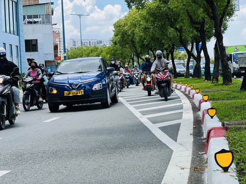 Xe máy chạy cán vạch xương cá có bị phạt?- Ảnh 1. Nhiều người đi xe máy chạy lên vạch xương cá - Ảnh: XUÂN ĐOÀN