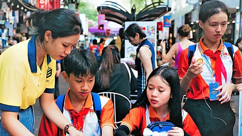 Liên hoan thiếu nhi Việt Nam - Lào - Campuchia: Đại sứ nhỏ nối kết tình hữu nghị- Ảnh 2. Các đại biểu dự liên hoan tham quan Đường sách TP.HCM và cùng tham gia hoạt động tại đây - Ảnh: THANH HIỆP