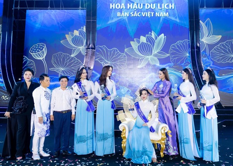 Khoảnh khắc đăng quang của người đẹp Nguyễn Phương Anh - Ảnh: BTC Nữ sinh Thanh Hóa là Hoa hậu Du lịch Bản sắc Việt Nam- Ảnh 1.