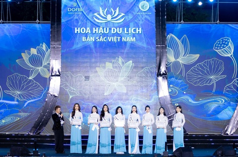 Top 8 bước vào phần thi ứng xử với các câu hỏi xoay quanh vấn đề về môi trường, du lịch, văn hoá áo dài… - Ảnh: BTC Top 8 bước vào phần thi ứng xử với các câu hỏi xoay quanh vấn đề về môi trường, du lịch, văn hóa áo dài… - Ảnh: BTC