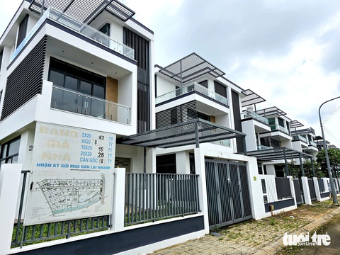 Giá nhà cao nhưng giao dịch thấp, kéo tín dụng bất động sản giảm- Ảnh 1. Bảng giá rao bán các căn hộ tại một dự án bất động sản ở TP.HCM - Ảnh: NGỌC HIỂN