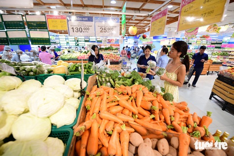 Thực phẩm chay hút hàng lễ Vu lan- Ảnh 1. Người dân mua rau củ quả, trái cây tại siêu thị Coopmart Xa lộ Hà Nội, TP Thủ Đức - Ảnh: QUANG ĐỊNH