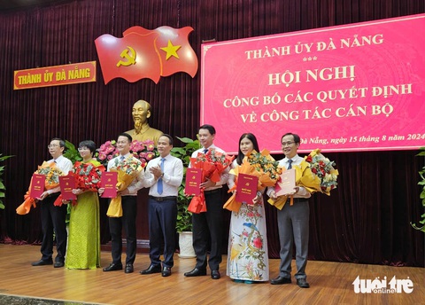 Bí thư Thành Đoàn Đà Nẵng làm phó trưởng Ban Tuyên giáo Thành ủy- Ảnh 1. Lãnh đạo Thành ủy Đà Nẵng trao quyết định cho các nhân sự - Ảnh: T.T
