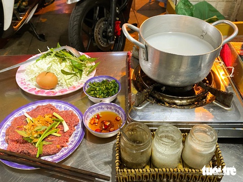 Các nguyên liệu đơn giản để người ăn tự nêm nếm, cân chỉnh cho vào cháo - Ảnh: ĐĂNG KHƯƠNG Có quán cháo trắng cút bằm đông khách qua ba thập kỷ- Ảnh 1.
