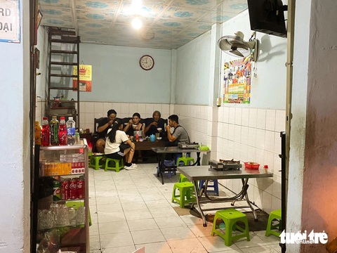 Căn nhà nhỏ là nơi vợ chồng bà Tuệ bán cháo từ năm 1995 đến nay - Ảnh: ĐĂNG KHƯƠNG Có quán cháo trắng cút bằm đông khách qua ba thập kỷ- Ảnh 2.