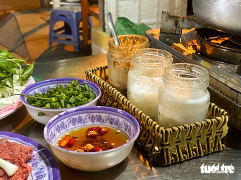 Các gia vị để người ăn tự nêm nếm theo ý thích, gồm muối, bột ngọt, muối tiêu - Ảnh: ĐĂNG KHƯƠNG Có quán cháo trắng cút bằm đông khách qua ba thập kỷ- Ảnh 7.