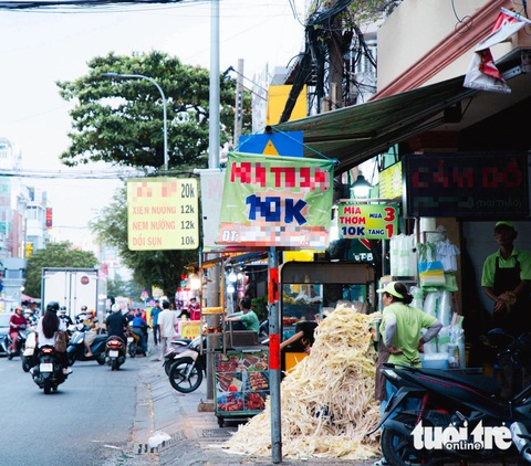 Một cửa hàng nước mía trưng dụng luôn cả biển báo giao thông để treo quảng cáo Băng rôn quảng cáo bủa vây gốc cây, cột điện, che lấp biển báo giao thông- Ảnh 7.