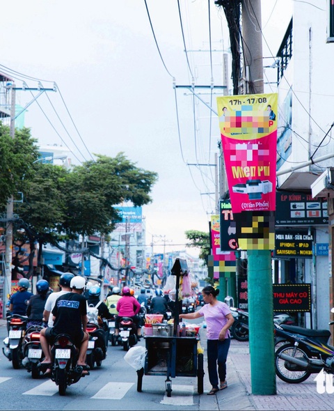 Nhiều biển quảng cáo được treo với mật độ dày đặc trên các trụ điện trên đường Âu Cơ, quận Tân Bình - Ảnh: THANH HIỆP Băng rôn quảng cáo bủa vây gốc cây, cột điện, che lấp biển báo giao thông- Ảnh 2.