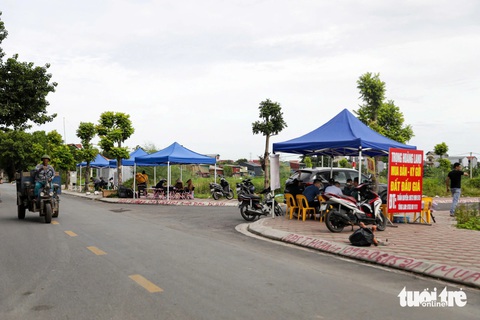 Chỉ có 2 người ở Thanh Oai trúng đấu giá đất- Ảnh 2. Nhân viên công ty bất động sản đổ về khu đất trong thôn ở huyện Thanh Oai để tư vấn, bán đất sau phiên đấu giá - Ảnh: DANH KHANG