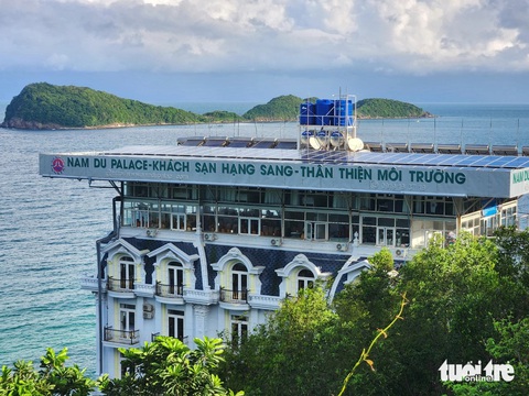 Vì sao Nam Du Palace 7 tầng chưa có giấy phép lưu trú?- Ảnh 1. Tòa nhà 7 tầng của khách sạn Nam Du Palace tại xã An Sơn, huyện Kiên Hải, tỉnh Kiên Giang còn thiếu giấy phép môi trường nên chưa được cấp phép kinh doanh lưu trú - Ảnh: BỬU ĐẤU