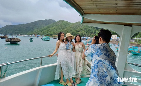Vì sao Nam Du Palace 7 tầng chưa có giấy phép lưu trú?- Ảnh 3. Du khách check-in trên tàu từ Nam Du đi các hòn đảo khác - Ảnh: BỬU ĐẤU