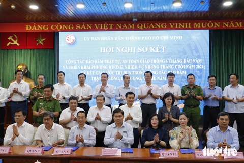 Người đứng đầu địa phương ở TP.HCM chịu trách nhiệm nếu để tai nạn do lấn chiếm lòng đường, vỉa hè- Ảnh 1. Các đơn vị ký kết giao ước thi đua trong công tác bảo đảm trật tự lòng, lề đường, vỉa hè năm 2024 - Ảnh: THẢO LÊ