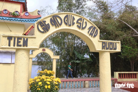 Lăng mộ Đức Sư Tạo nằm bên sông, trên cổng có ghi hai chữ Tiệm Rượu - Ảnh: LÊ TRUNG Chuyện bên những dòng sông xứ Quảng - Kỳ 3: Làng cổ ven sông Thu Bồn- Ảnh 3.