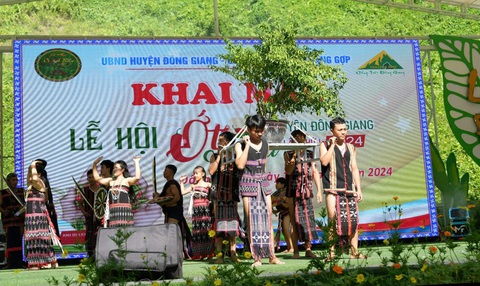 Tổ chức lễ hội để tôn vinh trái ớt A Riêu... bé như đầu đũa- Ảnh 1. Đồng bào Cơ Tu vùng núi Trường Sơn trong trang phục thổ cẩm truyền thống khiêng cây ớt A Riêu trên vai lên sân khấu lễ hội diễu hành - Ảnh: PHƯƠNG THẢO